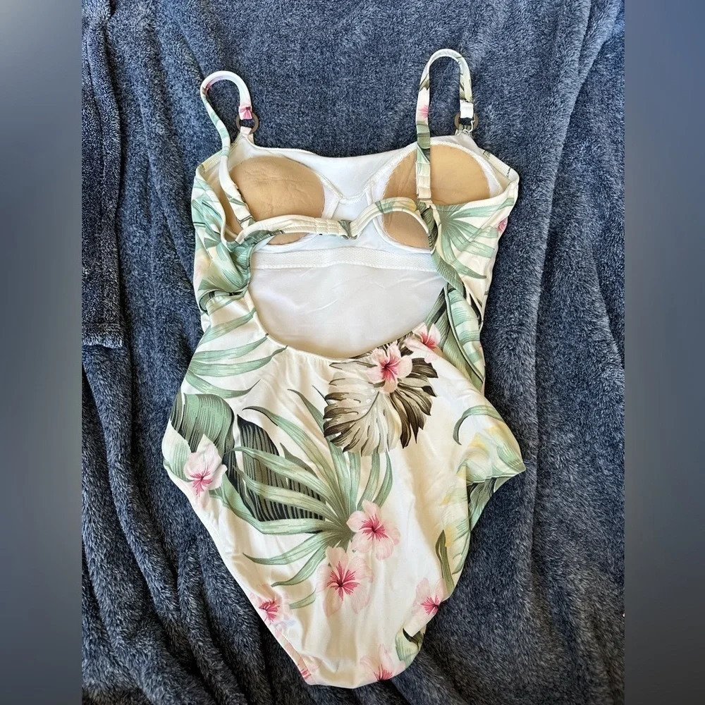 M/L swimsuit‎ - Picture 3 of 3